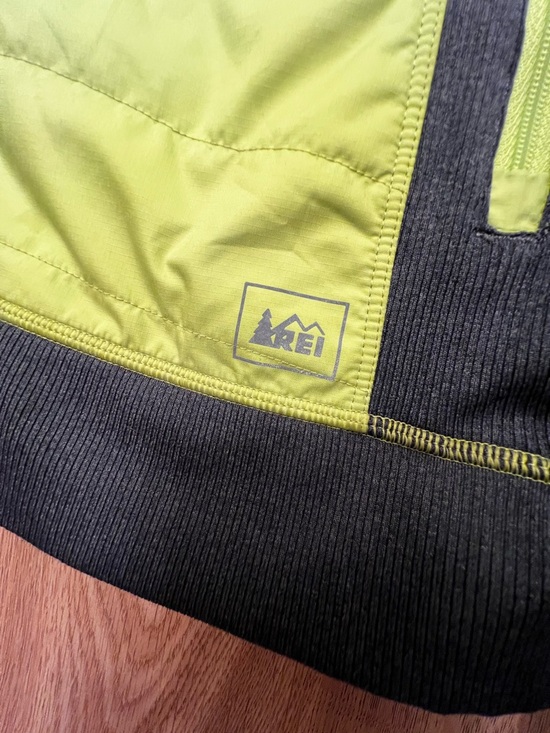 REI Women’s Jacket with reflective details - size Med - Picture 3 of 4